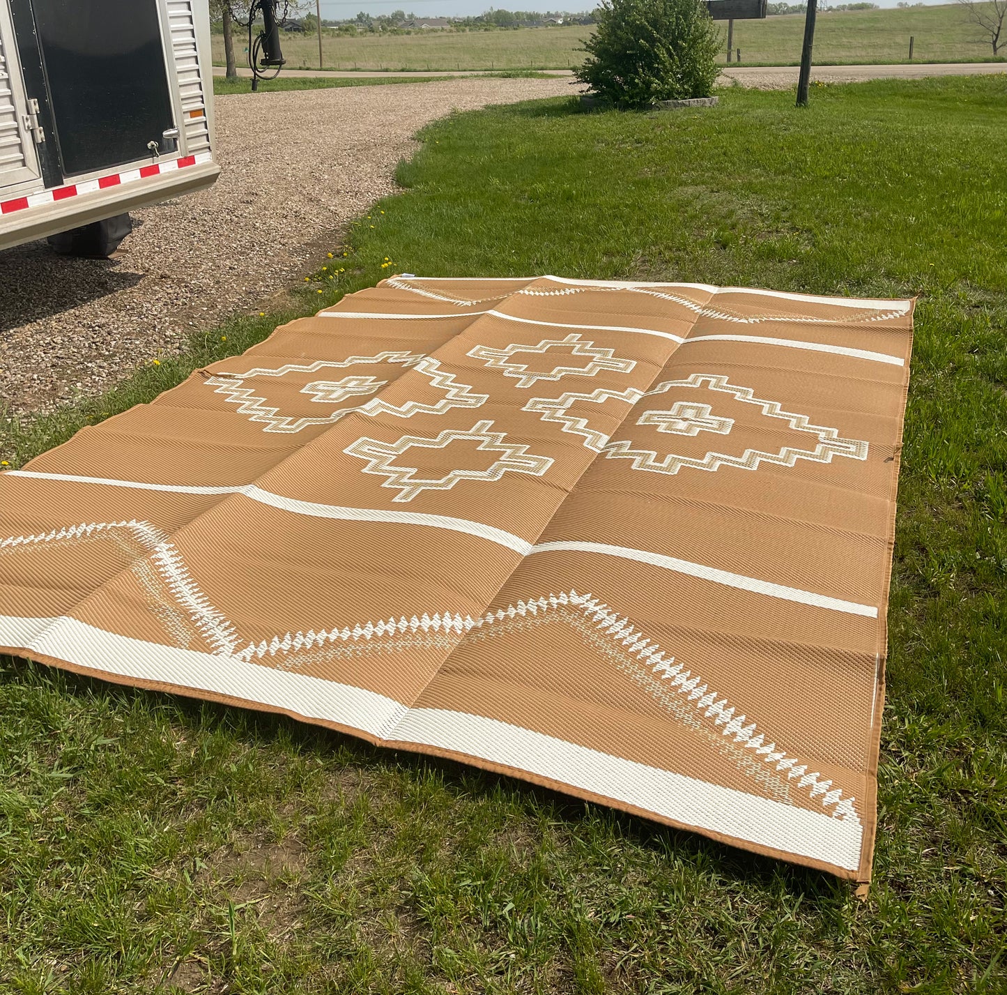 Western Outdoor Rug 9’ x 12’ - Tan & Ivory
