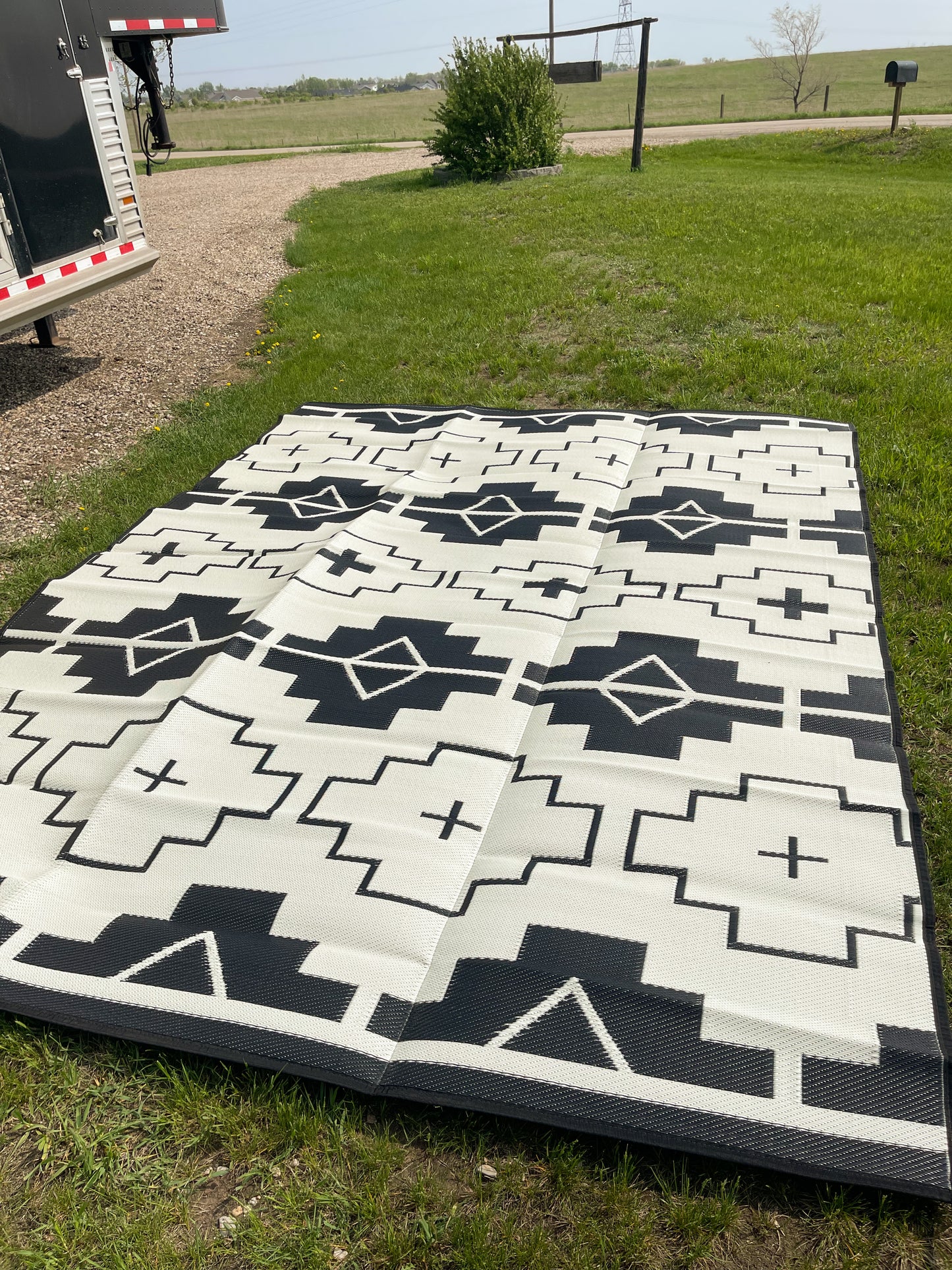 Western Outdoor Rug - Black & Ivory - 6’ x 9’